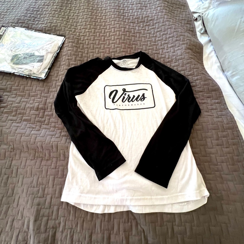 NWOT Virus International Baseball style t shirt - size M